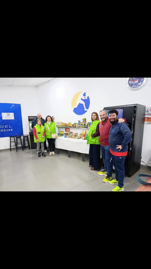 Gracias a la asociación Vas que un año más ha colaborado con el club de Pádel Andújar en la recogida de alimentos 

Ayudando somos más grandes